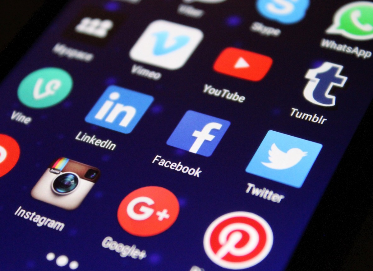 iphone screen social icons